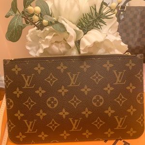 LOUS VUITTON Monogram pouch